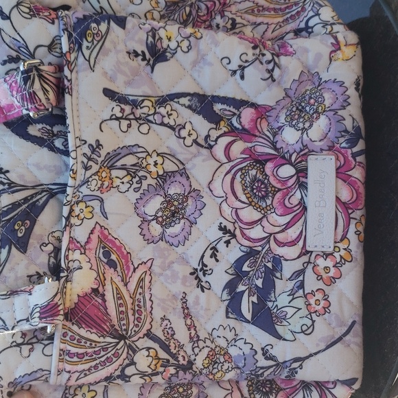 Super roomy and feminine Vera Bradley purse - Picture 2 of 8